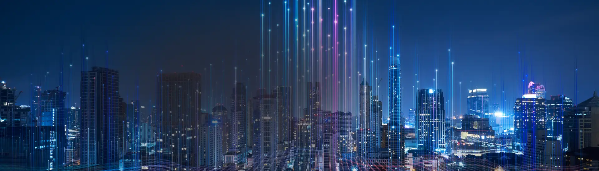 Imagem de cidade a noite com luzes acessas e fluxos de luz passando a ideia de conexão e futuro