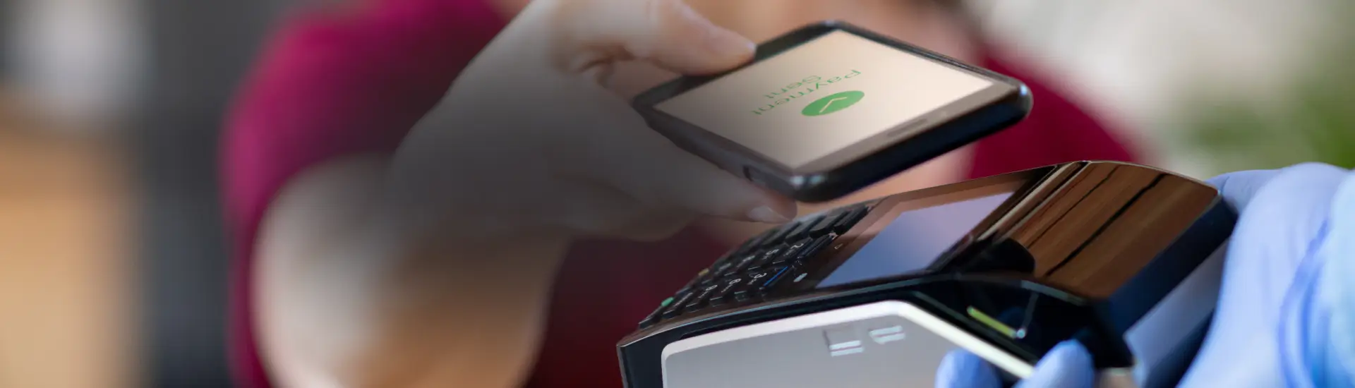 Imagem de pessoa pagando via NFC em seu smartphone
